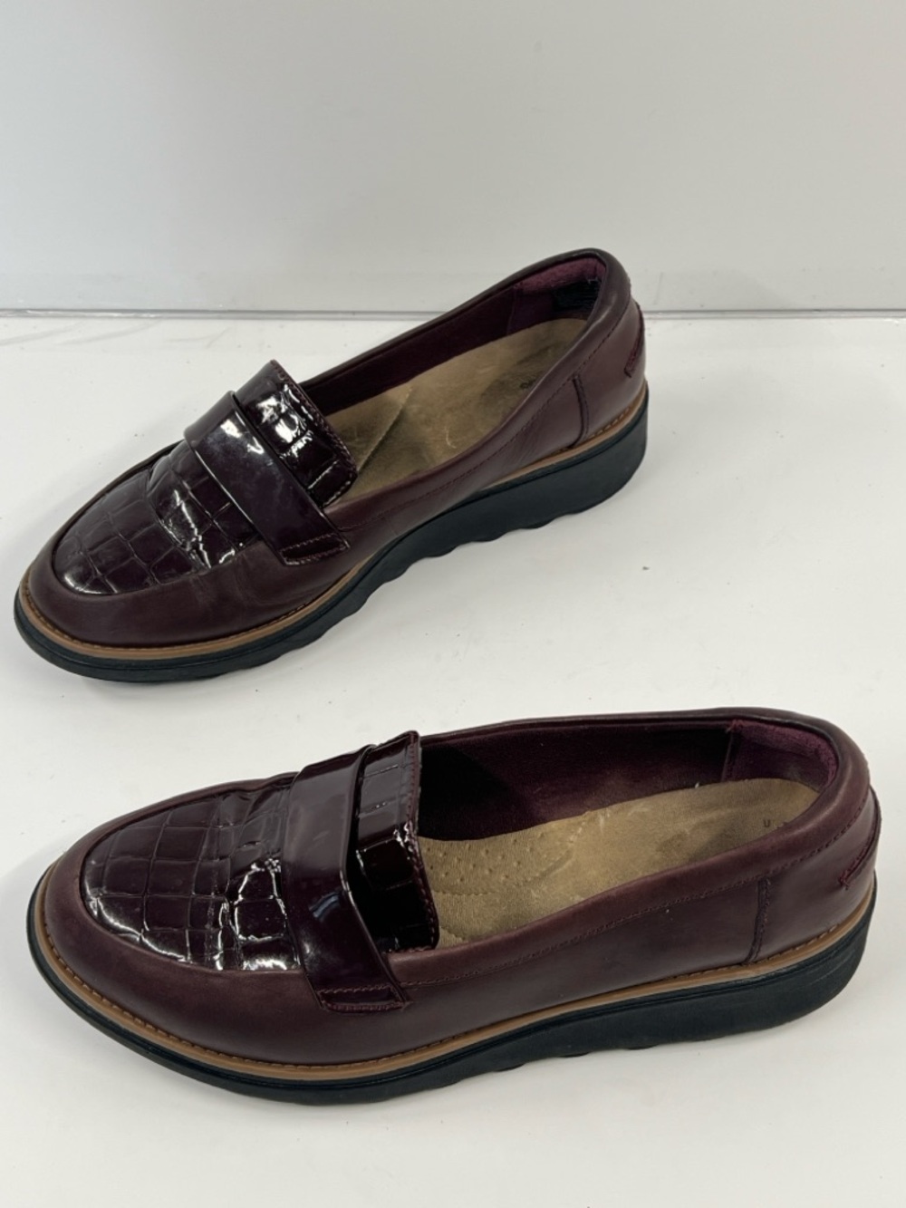 CLARKS Women’s 7.5 Burgundy Leather and Patent Leather Slip On - Picture 6 of 9